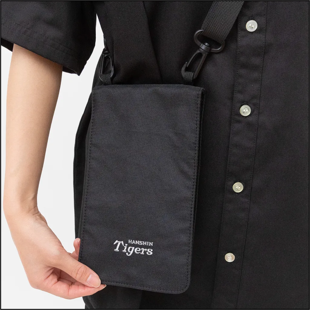 オールブラック・マルチサコッシュ 前面